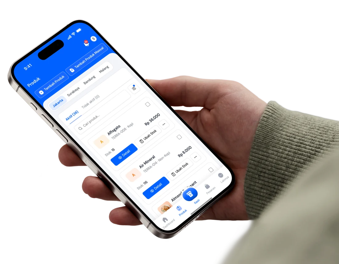 Aplikasi Labapoint dibuka di HP, menampilkan daftar produk beserta stok dan harganya